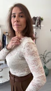 Este pantalon, que viene tanto en primavera como en verano, sienta así de bien y es súper versátil para combinar con tus prendas favoritas 😍😍 
el marrón es de la colección de invierno y está rebajado, al igual que los bolsos 🤩 
El rosa y el crudo son los nuevos colores de primavera 😎 

¿ eres de este tipo de pantalones? Todo disponible en la #web #elvestidordemariam #new #réel