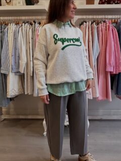 Sudadera+pantalones pinzas +camisa 😍😎 un #look arreglado pero sin perder comodidad 🤩🤩 
Lo tenéis disponible en M la #web y todo está en varios colores 💃🏻💃🏻 ¿ qué os parece? Os leoooo 
#style ##inspro