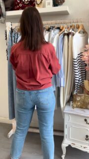 Todo al blanco 😍😍 es el color #pantone 2026 para la primavera y hoy os lo enseño con estas dos prendas básicas que no pueden faltarnos en el armario. 

Camisa blanca con estampado de perritos y vaquero pitillo en blanco también 😎😎 a mi me encanta llevar outfits en el mismo color, ¿ y a vosotras? Contadmeeeee que me encanta leeros 👇🏼👇🏼😘😘 #spring #web #murcia #comercio