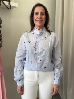 Rayas en clave primavera:
cerezas, mensajes y volantes ✨💙 Azul que lo combina todo. 😍😍 
¿ cuál es tu favorita? 💃🏻💃🏻 todo disponible en la #web 
www.elvestidordemariam.com #looks #tendencia #spring2026 #shoponline