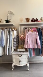 Tendencia en rayas que no puede faltar en tu armario 🤍🖤
Disponible en dos colores, fácil de combinar y perfecta para cualquier ocasión ✨ 
Cuéntame si eres Team azul o eres más de Team rosa 🤩😎 te leoooo 👇🏼👇🏼 todo disponible en la #web 😍  #ModaFemenina  #TiendaDeRopa #FashionReel #compralocal