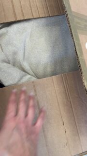 De la caja al escaparate ✨
Así llegan las novedades, así las coloco… y así cobra vida la tienda 💛  todo con mucho cariño y mucha ilusión 😍🥰 
¿Te pasas a verlas en directo? 😍😎 
También disponibles en la #web 🤩🤩 #reel #moda #newin #comerciolocal