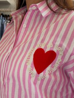 EL ROSA QUE SÍ FAVORECE 💗

Nueva colección de camisas de rayas en distintos modelos para que encuentres la que va contigo.

✔️ Diferentes cortes
✔️ Distintos fits
✔️ Fáciles de combinar
✔️ Stock limitado

Desliza y elige tu favorita 👉😍

Disponible ahora. Píde la que más te guste en la #web o 
📩 Escríbeme por MD y también al WhatsApp e la tienda 683136140  #moda #style #tendencia #primavera