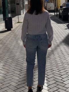 Un básico que nunca falla 🤍
Camisa ligera, vaqueros clásicos y chaqueta versátil: el combo perfecto para un look casual de diario. ¿ te gusta? 
Todo disponible en la #web 😎😍 #lookdehoy #estiloreal #moda #fondodearmario