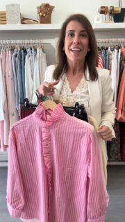 🎬5 formas de llevar el rosa, la tendencia del momento😍😎 El rosa es el color tendencia… y así se combina en 5 versiones irresistibles.

1- rosa +granate: sofisticado y profundo. Sensación de poderoso y femenino.
2- rosa +gris: suave, moderno y equilibrado. Sensaciones de limpio y urbano. 
3- rosa +negro: clásico que nunca falla. Sensación de audaz y elegante. 
4- rosa y amarillo: vibrante +energía. Sensación de fresco y divertido. 
5- rosa+ marrón: cálido y sofisticado. Sensación de armonioso y elegante. 
El rosa no es solo un color, es una actitud. ¿ qué combinaciones es tu favorita? Cuéntamelo en comentarios 👇❤️ #rosatrend #tendencia2026 #moda #fashionreel #inspostyle