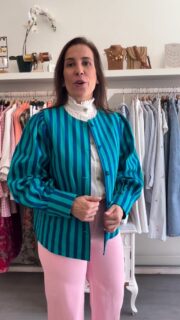 Misma prenda dos maneras de usarla 🤩😎🤩 
1- como chaqueta 
2- como camisa 
¿ de qué manera la llevarías tú? A mi me encanta como chaqueta 😍😍 feliz viernes 😘😘