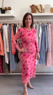 Que ganas tenía de enseñaros estos vestidos 😍 y que ganas de estrenarlos en cualquier evento esta primavera 😎💃🏻 
Vestidos ideales de invitada con los que brillarás en esa ocasión especial 🤩🤩 
#comuniones #invitadaperfecta #eventos #dress #vestido