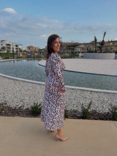 Es momento de elegir el vestido ideal para tu evento especial 😍😍😍 y me encanta hacer fotos con mi amiga @concuatrovestidos  para enseñarnos la ropa 💃🏻😎

 Este de manga larga y con el nudo debajo del pecho sienta genial, además de ser muy cómodo. 🤩😎 dos colores disponibles y varias tallas. 

Cuéntame qué te parece y qué color te representa más 👇
1- Azul
2- Bugamvilla 

Todo disponible en la web www.elvestidordemariam.com y también puedes pedirlo por WhatsApp 683136140. 
#invitada #fashion #eventos #moda #estilo