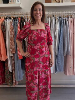 Te enseño este estampado de flores en dos versiones diferentes de vestido 😍😍 tejido efecto tull y colores que favorecen mucho 🤩🤩

1- Manga al codo abullonada y escote cuadrado 
2- manga corta fruncida y escote en pico 

Dime cual es más tu estilo, el 1 o el 2. A mi me encanta el primero ❤️😎 disponibles en la web y por WhatsApp 683136140. 

#vestido #invitada #estilo #dress #outfits