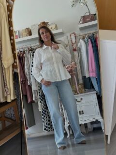 Es tiempo de camisas y complementos ideales que elevan cualquier look básico 😍😎🤩 

Hoy te enseño este outfit que nunca falla con vaquero palazo y camisa blanca. El toque final siempre son los complementos 🤩🤩 y con mi espejo nuevo 💃🏻💃🏻

Dime que te parece el conjunto. A mi me encantaaaa ❤️😍 

Todo disponible en la web y en el WhatsApp de la tienda 683136140. #streetstyle #fashion #ootd #outfits #inspo