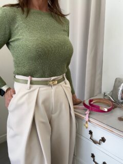 Este suéter de lurex con un poco de brillo en plateado me tiene in love ❤️😍❤️ 

Hoy lo he combinado con este pantalón beige que me encanta y unos deportivos para darle un toque más casual 🤩😎🤩 

¿ te gusta? Déjame tu opinión 👇 todo está disponible en la web www.elvestidordemariam.com 
Dudas y consultas en el WhatsApp de la tienda 683136140 

#fashion #outfitinspo #streetstyle
#carouselpost #tendencia