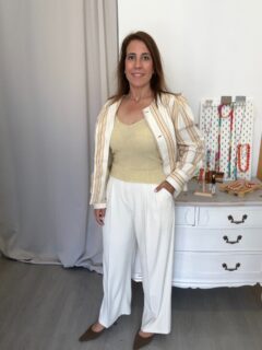 Esta semana me ha dado por enseñaros todos los outfits en amarillo 🤩🤪 el tono mantequilla es tendencia y a mí me encantaaaaa!!! 

La chaqueta combinada con el top de lurex me parece un Mach ideal 😍😍 cuéntame que te parece el look 👇 ¿ te gusta el amarillo? Te leoooo 🥰😘 
#moda #ootd #shoponline #outfitinspiration #tendencia