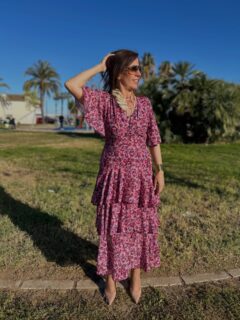 Os sigo enseñando vestidos largos para ese evento especial que tenemos a la vuelta de la esquina 😎💃🏻😎 

Este modelo de volantes con estampado en tonos rosas y buganvilla me parece ideal 😍😍 ¿ qué te parece? 👇👇 cuéntame si eres de volantes como yo 🤩😘 

#vestido #style #invitadaperfecta #moda #inspo