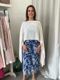 A tiempo estás de conseguir el look perfecto para ese evento especial que está a la vuelta de la esquina 😍😎 

Vestido+capa= #perfectmatch ❤️❤️ lo tienes disponible en la web. ¿ qué te parece en #outift de invitada? 👇👇 
#reel #moda #invitadaperfecta