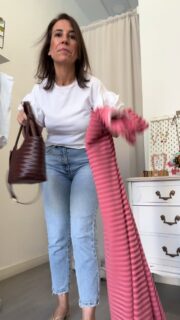 El vestido de rayas que ha triunfado esta semana 🤩🤩🤩 
Dos tendencias en una misma prenda: rayas y mezcla de rojo+fucsia 😍😎🤩 ¿ puede ser más ideal? 

Le estoy cogiendo yo el gusto a esta combinación de colores que me está encantando 🤩🤩 y a ti, ¿ qué te parece el #look? Te leo 👇👇 

#reel #shoponline #OOTD #inspo