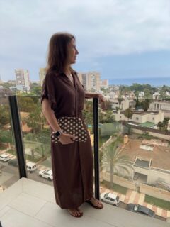 Este vestido camisero 😍😍 para cualquier plan de verano, cenas, paseos, comidas….. no puede faltar en tu armario 🤩😎 son tendencia los vestidos largos camiseros. 

Y por supuesto, con el BOLSO del verano ❤️ el clutch de lunares que todas os cogéis en cuanto lo veis en la tienda 🤪 

Este outfit me tiene enamorada 🥰 todo está disponible en la web. Cuéntame qué te parece 👇👇 #reel #moda #OOTD #shoponline #fashion