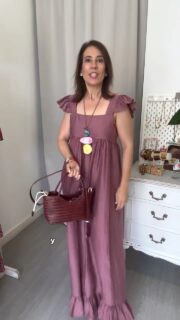 Nada mejor que un vestido largo para las tardes y las noches de verano 🤩😎 y hoy he elegido este que me parece ideal para salir en verano 😍😍 

Añadimos nuestros complementos favoritos y creamos un look súper cómodo y estiloso para cualquier plan 🥰 

Cuéntame qué te parece este outfit 👇👇 ¿ eres de vestidos largos? Te leoooo 😘😘 todo disponible en la web 
#reel #shoponline #dress #OOTD #fashion
