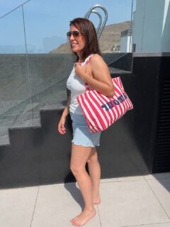Look de piscina 😍🤩😎 pantalón corto, camiseta básica y la bolsa de playa más vendida 🫶💃🏻 

También te lo puedes poner para una comida playera ☺️😎 cómodo y versátil, un outfit ideal para este verano. Cuéntame si eres de shorts en comentarios. 👇👇 ¿ te gusta el look? Te leooooo 😘😘 

#reel #OOTD #beach #shoponline #summer