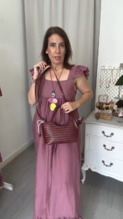 Cuando tu amiga es la directora de marketing y te riñe en cada paso que vas a grabar de tu vídeo 😂😂😂 

Tenía que enseñaros el “making of” de alguno de los vídeos que me grabo cuando viene mi amiga a la tienda. Ella hace de directora y yo de empleada súper rebelde 🤣🤣🤣 

Otra cosa no, pero nos lo pasamos en grande 😂😂 espero que os guste este vídeo de humor y os alegre mucho el lunes 💃🏻😎🤩 

PD:perdon por las palabras mal sonantes ☺️🫶 #reel #humor #moda #detrasdecamaras #makingof