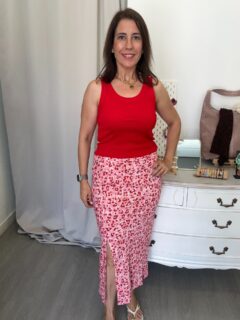 Rosa con rojo 😍😍 sin duda, una de las mezclas del verano que nos tiene a todas in love ❤️ 

A mi me encanta esta combinación de colores!! Y hoy he elegido la falda nueva de animal print con la básica roja que me parece un Perfect Mach brutal 🤩😎 

Y a ti, ¿ que te parece el look? Déjame tu comentario que me encanta saber tu opinión 🙏👇❤️😘 
 Todo disponible en web #moda #shoponline #fashion #OOTD #outfis