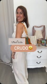 Total look en crudo con el complemento del momento 😍🤩

Chaleco, pantalón bombacho y el bolso de moda 😎😎 
las tres cosas son tendencia, la verdad jajajaja pero siempre un buen complemento eleva el nivel de cualquier outfit, ¿a que si? 

Este conjunto con este bolso me tiene in love y no descarto quedármelo jajajajaja y a ti, ¿ qué te parece? Cuéntame qué me encanta saber tu opinión 👇👇 

Todo disponible en la web #reel #OOTD #fashion #moda #totallook