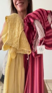 A ver qué te parece este modelo de vestido con nido de abeja y volante en el hombro 🤩😎 

Es el mismo vestido pero en dos versiones: liso en amarillo mantequilla y rayas en tonos fucsia y rojo. Dos tendencias del verano para elegir 😍😍 si puedes, claro!!! Jajajaja 

Sientan genial y son súper cómodos y versátiles. Con sandalia plana los puedes usar en el día a día 🤪☺️ cuéntame qué te parecen 👇👇 #reel #inspo #fashion #OOTD #tendencia