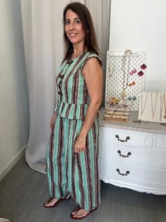El conjunto del momento 😍😍 pantalón bombacho y chaleco a juego, todo en rayas que es la tendencia de este verano 🤩😎 

Junto es un total look ideal y por separado es súper combinable para sacarle partido al máximo 😍💃🏻 

Yo ya tengo estos pantalones en mí armario y me encantan ☺️ y tú, ¿ eres de bombachos? Cuéntame qué te parece, que me encanta leer tu opinión 👇😘 #reel #inspo #tendencia #OOTD #moda