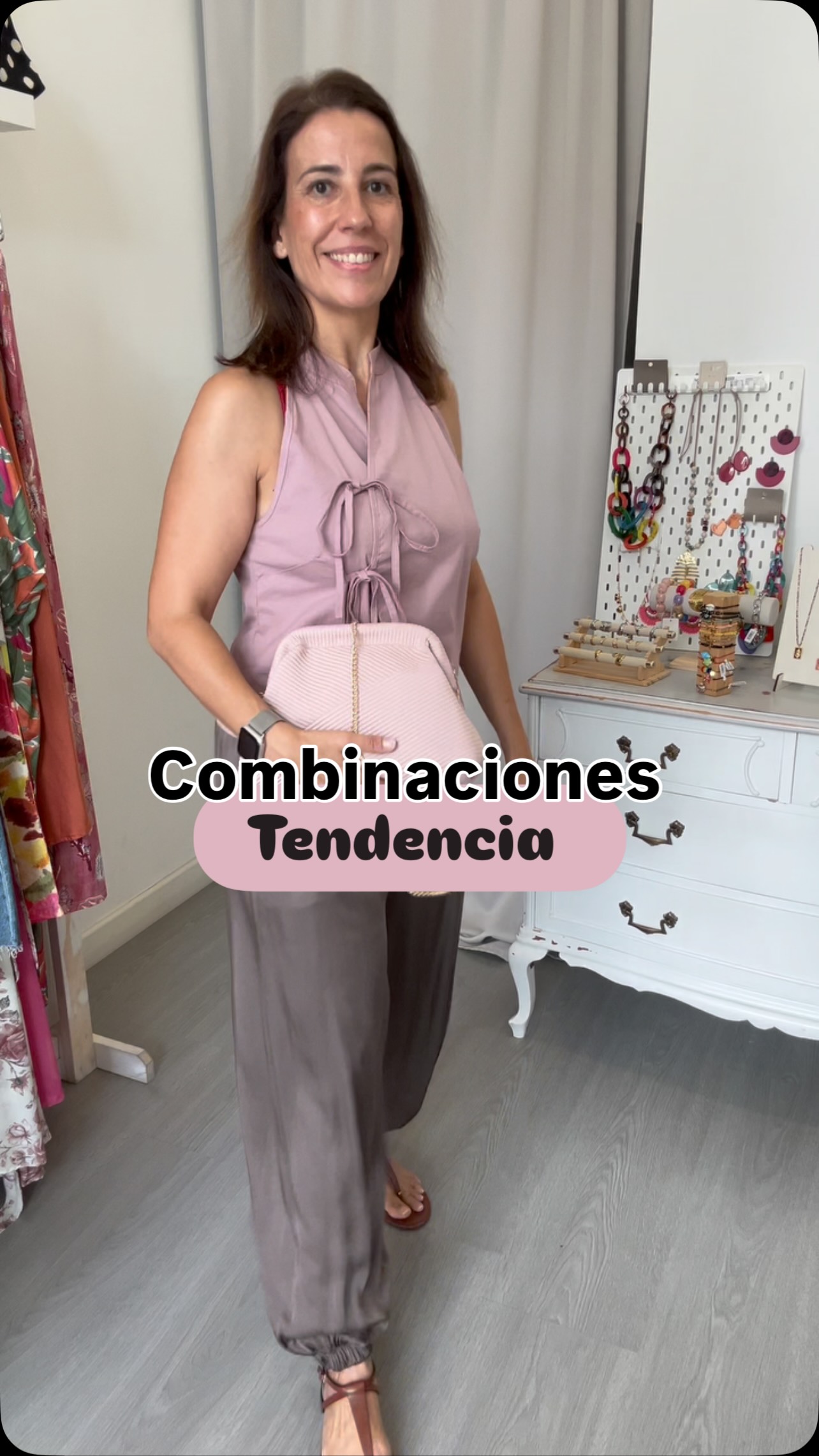 Combinaciones que me parecen un must 😍😍😎😎 

El bolso del momento combinado con los pantalones bombachos 🤩🤩 a juego, o mezclando por separado. No me digas que no es un look perfecto ❤️💃🏻❤️ 

Dime que te parecen estas combinaciones que me encanta leer tu opinión 👇👇 

Todo disponible en la web. Podéis pedir también en el WhatsApp de la tienda 683136140 #reel #moda #shoponline #inspo #outfits