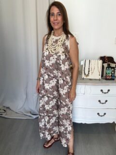 EL VESTIDO por excelencia de todos los veranos 😍😍 sin duda, el que mas os gusta y el que se repite en varios estampados una y otra vez 😎 
Hoy lo he combinado con el kaftan de raso en crudo que es un fondo de armario total. 🤩

Cómodo, fresquito y a la vez, arreglado para cualquier ocasión 💃🏻💃🏻 ya han llegado los estampados nuevos y son ideales. Hoy te enseño este, pero puedes verlos todos en la web 🫶 

Yo tengo varios estampados de este vestido, ¿ y tú? ¿Cuantas lo tenéis?? Cuéntame que te leoooo 👇👇#reel  #inspo #moda #shoponline #outfits