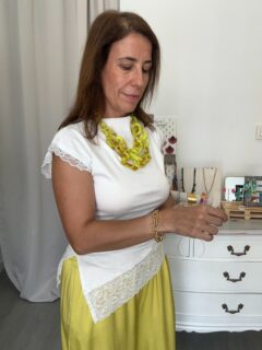 ¿Tu estilo habla de ti antes de que digas una palabra? 👀

Para mí, vestir no es simplemente elegir prendas bonitas.
Es una forma de expresar quién eres, cómo te sientes y qué quieres transmitir.

Los colores, los accesorios, las texturas… incluso ese detalle inesperado que hace que un look sea muy tú. 💛 

Aunque yo no soy de muchos complementos, sí que me gusta ponerlos en los outfits y verlos en vosotras 🤩🫶

¿Qué crees que dice tu estilo de ti?

👇 Te leo en comentarios:
1. Elegante
2. Creativa
3. Clásica
4. Atrevida
5. O cuéntamelo con tus propias palabras 🫶😎 

#OOTD #tendencias #estilo #inspo #modafemeninaonline🛍️