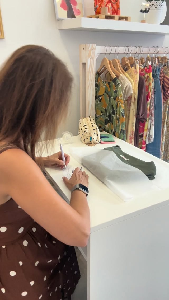 Preparando vuestros pedidos con muchísimo cariño 📦💖
Y mientras los envuelvo, no puedo evitar imaginar vuestra cara cuando los recibáis… 🥹✨

Gracias por dejarme formar parte de esos pequeños momentos de ilusión.

Los tres pedidos de hoy eran en tonos verdes 😅 que casualidad 🤪 y dicen que: quien con verde se atreve, por guapa se tiene!! Y seguro que sus dueñas son guapísimas 😍😎 

Me hace muy feliz saber que os van a encantar vuestras adquisiciones 🥰❤️ como siempre os digo, gracias por estar ahí y formar parte de esta historia. 😘😘 

#reel #clientas #shoponline #pedidos #outfits