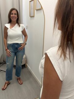 Confirmado: es LA CAMISETA del momento, de la semana y de la nueva colección 😂😎🤩 

Esta camiseta os ha gustado muchísimo y no me extraña porque además de original, queda súper bien y combina genial con cualquier pantalón que te pongas 😍 

Yo la tenía en taupe y ahora con la reposición, me he cogido marrón y blanca 🤪 y la granate me lo estoy pensando…. Jajajaja 

Muchas de vosotras también habéis cogido varios colores, no soy la única loca 😂🫶 

Y tú, ¿ la tienes o la quieres? Corre a la web que están volandoooo 

#newcollection #sʜᴏᴘᴏɴʟɪɴᴇ #tendencia #ootdinspo #looksfemininos🛍️👗