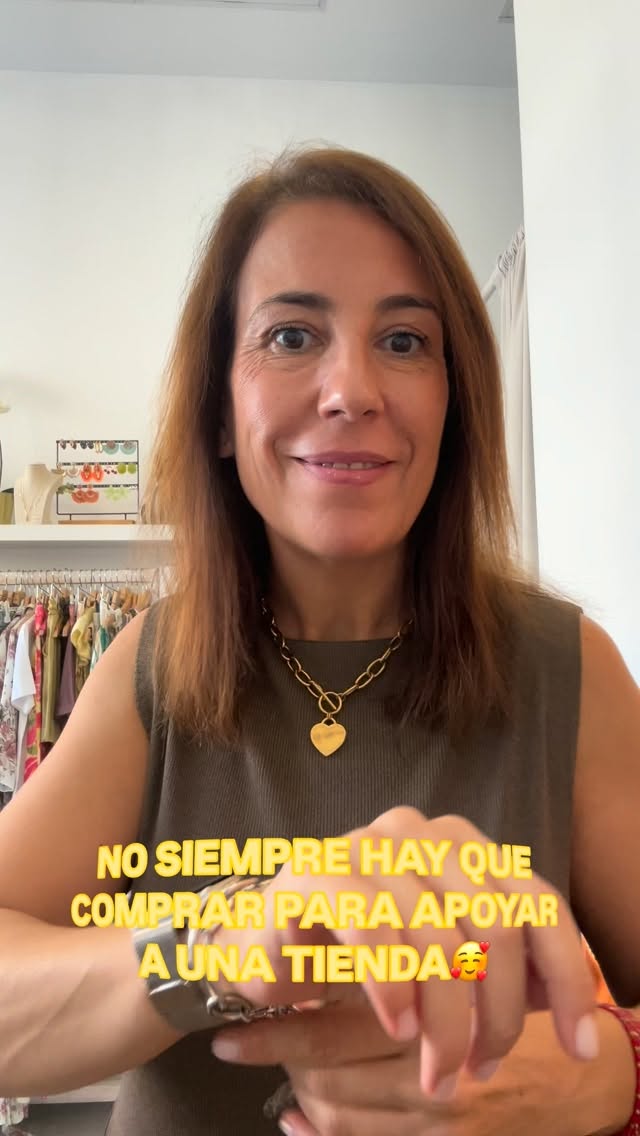 A veces pensamos que para apoyar un pequeño negocio hay que comprar… y NO 🥰

Un ❤️, un comentario, compartir un vídeo, guardar una publicación o recomendarme a alguien también es apoyar muchísimo 🫶

Igual que hacemos con influencers, con otras cuentas que seguimos… o con Zara cuando la etiquetamos esperando que nos comparta 😂😂😂

Así que ya que ves todo lo que publico…
¡QUE SE NOTE QUE TE GUSTA! 😍🤩

Y si no… ¿para qué me sigues? 🤪😂
(Es bromaaaa, no me dejéis de seguir ahora 🤣)

Detrás de esta cuenta hay una loca que ADORA su trabajo, que disfruta muchísimo haciendo lo que hace y que tiene unas ganas enormes de seguir creciendo y creando cosas bonitas para vosotras 🥰

Así que si te gusta lo que hago, ayúdame a que llegue a más gente 🫶
Un comentario, un ❤️ o compartir este Reel puede parecer una tontería… pero para un pequeño negocio significa muchísimo ❤️

Y GRACIAS.
Por estar, por mirar, por comprar, por recomendar, por compartir y por cada pequeño gesto. 🥹🫶

SOIS LAS MEJORES 🥰 Y OS QUIERO MUCHOOOO 😘 

#reel #comerciolocal #apoyocomerciolocal #shoppnline #inspro
