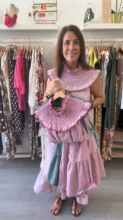 Este vestido ha sido el más vendido de todo el verano y los colores nuevos que han llegado son ideales 😍🤩 

Hay dos versiones disponibles:rayas y vichy. Y dos colores: verde y orquídea. Es un vestido cómodo y fresquito!!! 

Yo soy de llevarlo más con sandalias planas, pero con cuñas o esparteñas también me parece que quedaría ideal 😎😍 

Últimos disponibles en la web. Elige el tuyo!! Yo AMO el cuadrito Vicky 😍🫶😍 cuéntame de qué tema eres tú 

1- tema rayas 
2- tema Vicky 

Como siempre, me encanta leer tu opinión 👇👇 #reel #shoponline #dreeses #outfits #looks