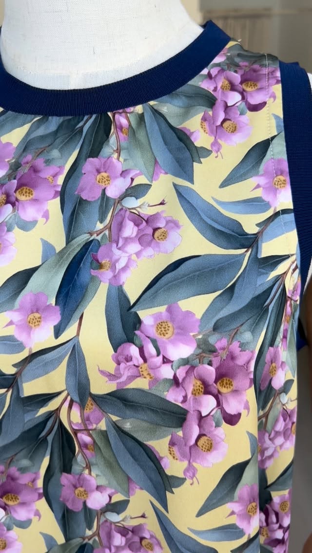 Los vestidos largos protagonistas de la semana 🤩🤩 

He elegido los cuatro vestidos más vendidos de los últimos días para hacer el escaparate nuevo 😍😍 

Cuatro versiones diferentes, cuatro estilos que no te dejarán indiferente 😎 

1- vestido raso flores (el más vendido del verano) 
2- vestido con encaje ( súper elegante para un evento)
3- vestido básico de rayas ( el look comfy) 
4- vestido fluido de manga al codo ( el estilo bohemio) 

Dime cuál es tu favorito!!! 👇👇👇 Yo tengo todos, menos el 4 🤪 de momento 😂😂🫶🫶 
me encanta leerte en comentarios!!!! #reel #shoponline🛍 #vestidos #outfits #comerciolocal