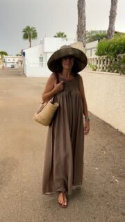 El otro día quería grabar con este vestido, que me parece ideal para un día de verano, que todavía quedan muchos 🤩🤩 
Yo divina con mis gafas de sol y con el sombrero que me dejó una amiga, y tuve la mala suerte de que el tiempo no estaba a mi favor 🤦🏼‍♀️🤣 apareció de la nada una tormenta de
verano 😩 pero yo aún así, me grabé para enseñaros el vestido 🤪

Para una tarde, para una cena, para la playa....Este vestido
es monísimo para llevarlo como quieras!!!😍😍

Yo lo he combinado con sombrero y capazo. ¿ como lo combinarías tú? Déjamelo en comentarios que te leo 👇👇

#reel #moda #summer #vestidos #shoponline