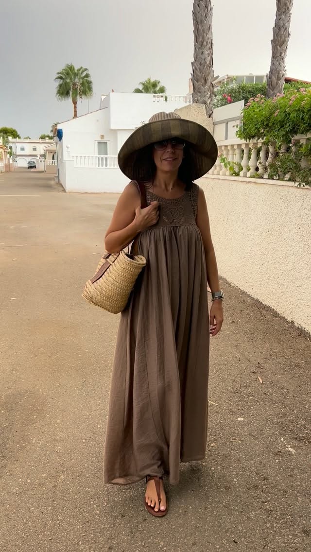 El otro día quería grabar con este vestido, que me parece ideal para un día de verano, que todavía quedan muchos 🤩🤩 
Yo divina con mis gafas de sol y con el sombrero que me dejó una amiga, y tuve la mala suerte de que el tiempo no estaba a mi favor 🤦🏼‍♀️🤣 apareció de la nada una tormenta de
verano 😩 pero yo aún así, me grabé para enseñaros el vestido 🤪

Para una tarde, para una cena, para la playa....Este vestido
es monísimo para llevarlo como quieras!!!😍😍

Yo lo he combinado con sombrero y capazo. ¿ como lo combinarías tú? Déjamelo en comentarios que te leo 👇👇

#reel #moda #summer #vestidos #shoponline