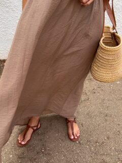 Aunque la tarde no me acompañaba, y hasta llovió un poco, yo me hice mis fotos con este vestido tan ideal 🤪😍 

La parte de arriba es de crochet y la parte de abajo tiene una caída y un vuelo que me encanta 🤩🤩 
Es el último que queda disponible!!! Así que no lo dejes escapar que todavía queda verano y ahora está rebajado 😎 

Yo lo he combinado con una Capaza de mimbre que tengo de hace mil veranos 😅 pero que me resisto a tirar porque me parece súper versátil y siempre eleva el look 😍 

Cuéntame cómo lo combinarías tú, y si te gusta. Que te leo 👇👇 #verano #vestidos #moda #shoponline #outfis