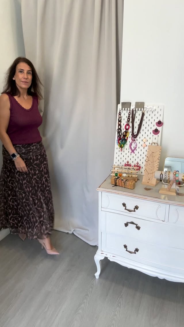 Los tops de lurex que llegaron nuevos son ideales y combinables con TODO 🤩💃🏻 

Mira como queda éste en color grosella con la falda de tull nueva 😍😍 súper lookazo para salir este finde 😎🤩 

Yo no soy mucho de faldas, pero reconozco que esta queda súper bien y la podríamos llevar hasta con un suéter de punto y otro calzado mas casual ☺️ dime que te parece esta combinación que he hecho, que te leo 👇👇 

El top está disponible en varios colores, la falda es color único. Todo disponible en la web #reel #shoponline #inspo #outfitinspiration #ootdinspo