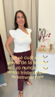 Seguro que a vosotras también os pasa 😂🤪 

Real que estrenar ropa da mucha felicidad 😍🤩 te cambia la energía y estás en otro nivel 😎😎 

Mi última adquisición ha sido la camiseta del nudo en tres colores 😅 y por supuesto que ya los he estrenado todos 🤣🤩 
Y a ti, ¿ te hace feliz estrenar ropita nueva? Cuéntame qué te leo 👇👇 

#reel #shoponline #outfits #inspo #felicidad