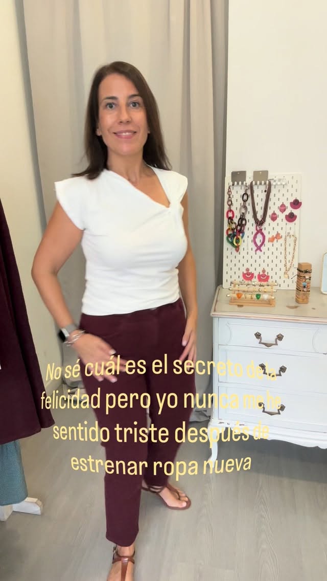 Seguro que a vosotras también os pasa 🤣🤪

Real que estrenar ropa da mucha felicidad 😍🤩 te cambia hasta la energía y estás en otro nivel 😎😎

Mi última adquisición ha sido la camiseta del nudo en tres
colores 😅 y por supuesto que ya los he estrenado todos 😂🤩

Y a ti, ¿ te hace feliz estrenar ropita nueva? Cuéntame qué te
leo 👇👇

#reel #shoponline #outfits #inspo #felicidad