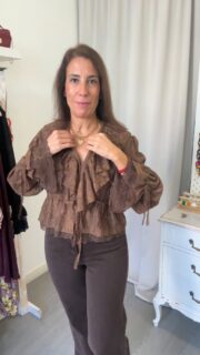 ¿Camisa de encaje o chaqueta? 😍😍 de cualquier manera queda ideal porque es chulísima esta blusa que ha llegado nueva a tienda 😎

Para las que nos gusta el encaje, esta camisa es perfecta!!! Combina con cualquier pantalón que tengamos en el armario. Con botines, o con zapato de tacón, te haces un look súper arreglado con ella 🤩

¿ te gusta? Cuéntame qué te parece 👇👇 

Disponible en marrón y negro, ya la tienes en la web. www.elvestidordemariam.com corre que se agotan 💃🏻💃🏻 
#reel #outfis #inspo #shoponline #lookdeldia