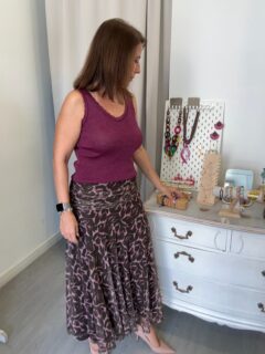 Esta falda de Tull ❤️ la caída, la forma, el estampado, como sienta de divina!!! Lo tiene todo 😍 

Yo la he combinado con el top de lurex de tirantes en granate, ya sabéis que está en varios colores, y ha quedado un look súper bonito 🤩 el tull se lleva mucho este otoño 😎

¿ qué te parece el outfit? Déjame tu comentario que te leo 👇👇 todo disponible en la web, link arriba en el perfil 

#inspo #novedades #shoponline #OOTD #moda