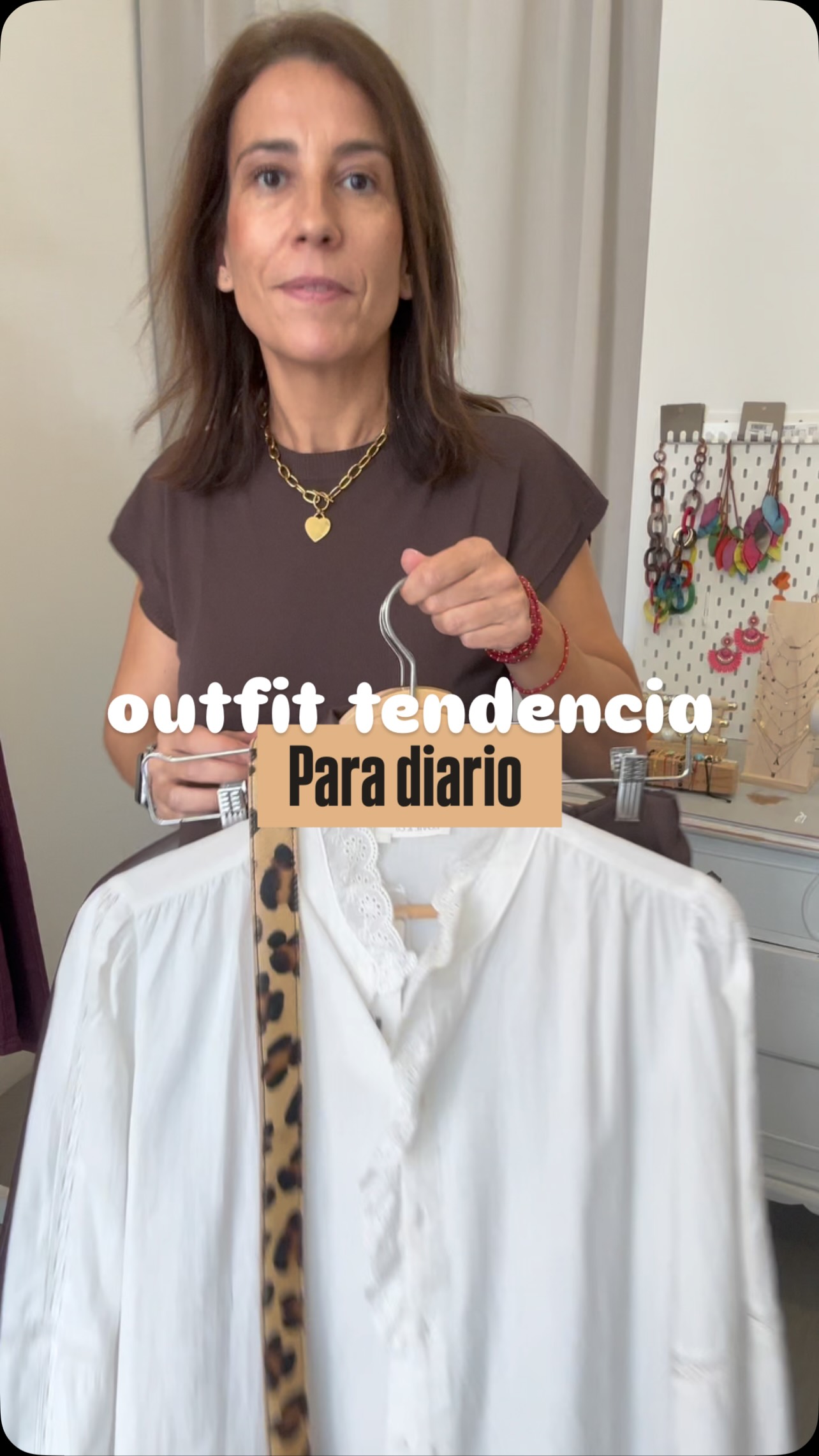 Empiezo la semana enseñándote este look con la chaqueta de aviador que ha llegado nueva y que me parece lo más 😎🤩😍 

El marrón sigue siendo tendencia y tenemos que tenerlo en el armario si o sí 🤪

-pantalón bombacho con pinzas ( tendencia) 
-camisa blanca (si o si una en el armario siempre) 
- cinturón animal print (tendencia ) 
-chaqueta aviador polipiel (tendencia) 

Para mí un outfit básico para el día a día que, por supuesto, cambiando zapatos y complementos, también le sacas partido para ocasiones más especiales 🤩💃🏻 

Cuéntame qué te parece, que te leo en comentarios como siempre!!! 👇🫶 Todo está disponible en la web #reel #tendencia #inspo #OOTD #moda