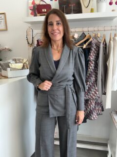 ESTILO QUE MARCA LA DIFERENCIA ✨

¿Buscas un look sofisticado, cómodo y con mucha personalidad? 😍 este conjunto de dos piezas en gris de cuadros es todo lo que necesitas para triunfar esta temporada. 🤍

🤍 Blazer cruzada con fajín para realzar la silueta.
🤍 Manga abullonada que aporta un toque femenino y especial.
🤍 Pantalón de pierna ancha, ideal para estilizar y caminar con estilo.
🤍 Un diseño versátil que puedes llevar a la oficina, a una comida especial o a cualquier ocasión en la que quieras sentirte espectacular.

Combínalo con unos tacones nude y accesorios dorados para conseguir un look de 10. ✨

💫 Porque vestir elegante nunca pasa de moda.

💌 ¿Tú cómo lo llevarías: con tacones para un look elegante o con zapatillas para darle un toque más casual? ¡Te leo en comentarios! 👇

🛍️ ¿Te has enamorado de este conjunto? Escríbeme por MD y te cuento todos los detalles. ¡No te quedes sin el tuyo! ❤️ #modafemenina #shoponline #outifts #inspo #tendencia
