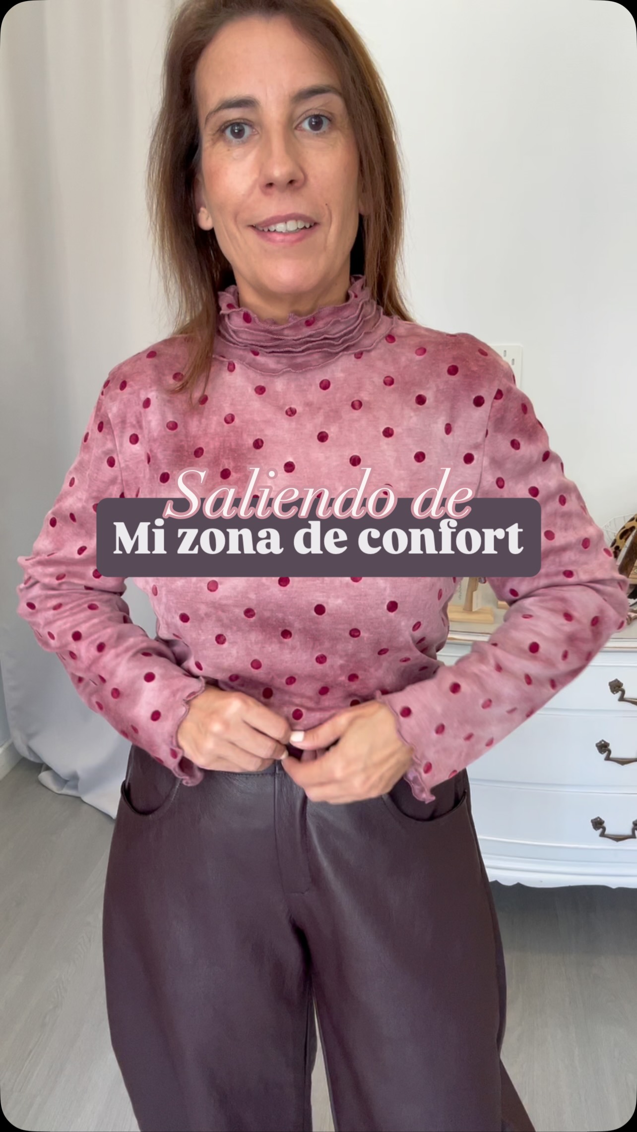 Hoy salgo de mi zona de confort 🤪 me he puesto este look en uno de los colores #tendencia de la temporada. 

El berenjena, junto con los rosas oscuros y el granate son los tonos del momento, y aunque no son mis colores fav, tengo que reconocer que son colores súper bonitos y que favorecen un montón 😍😍 

He elegido el pantalón de poli piel en berenjena y lo he combinado con la camiseta rosa de lunares y la blazer  berenjena de corte clásico. Y el resultado me gusta mucho 😎🤩 

Estos pantalones están triunfando y también están disponibles en marrón chocolate. Todo disponible en la web 

Y a ti, que te parecen estos tonos, ¿ los tienes en tu armario? ¿ te atreves con este look? Cuéntame qué te leooooo 👇👇
#reel #outfit #inspo #otoño