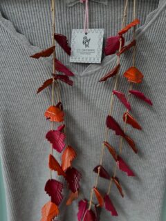 🔔nuevo escaparate 🔔 

Hoy he combinado el escaparate con tonos grises y granates. Aunque no soy muy fan de esos colores, tengo que reconocer que son colores muy bonitos y elegantes, y juntos quedan súper bien 🤩😍

Un traje de chaqueta que no puede faltar esta temporada en nuestro armario y faldas con volantes tampoco 💃🏻💃🏻 son las prendas que he elegido para darle protagonismo esta semana en el escaparate 🤩🤩 

a mi son dos tendencias que me gustan 😍😍 y a ti, ¿ te gustan? Cuéntame qué te leo 👇🫶 

#inspo #tendencias #novedades #shoponline #comerciolocal