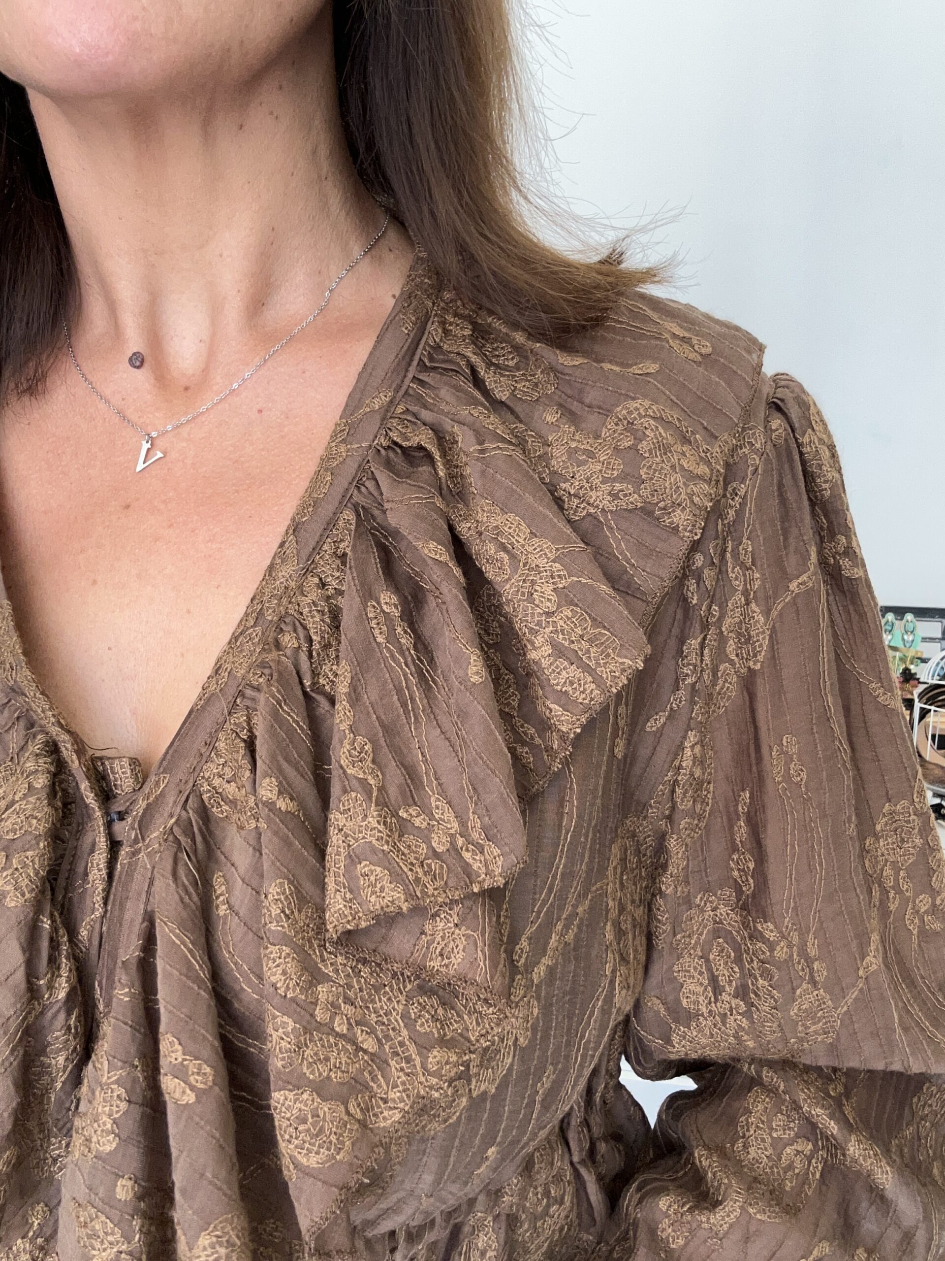 Blusa Encaje Pico Marrón